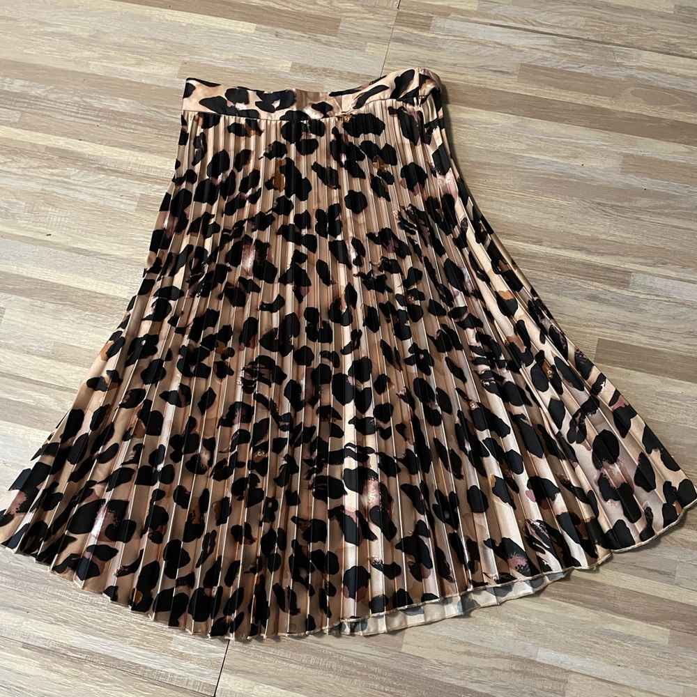 Pleated leopard print skirt